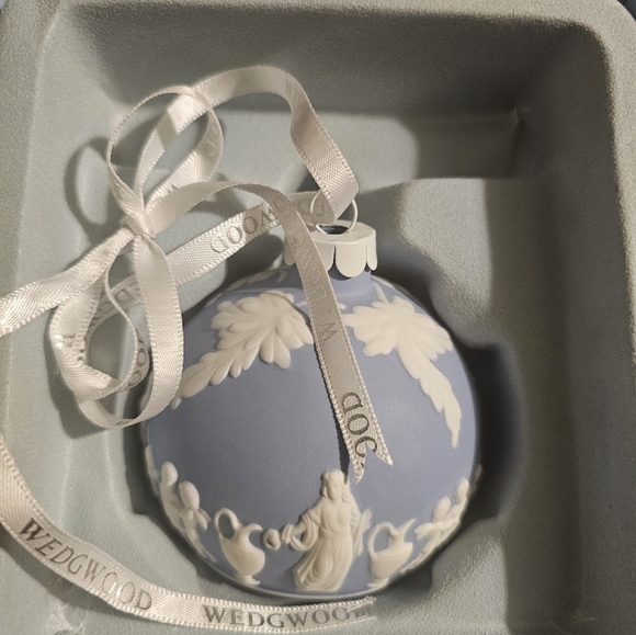 Wedgewood Jasperware blue Christmas tree ornament in original box - Picture 3 of 5